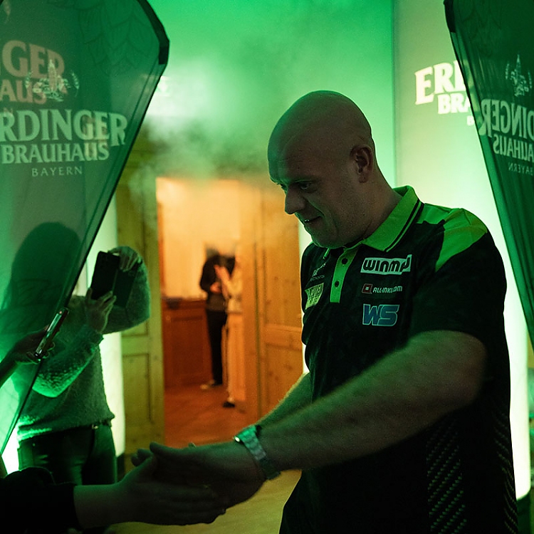 Michael van Gerwen beim Einlauf.