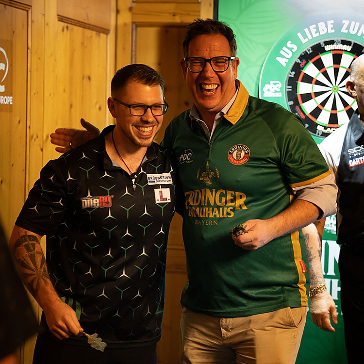 Lukas Wenig und Wolfgang Kuffner am Erdinger Brauhaus-Dartsboard.