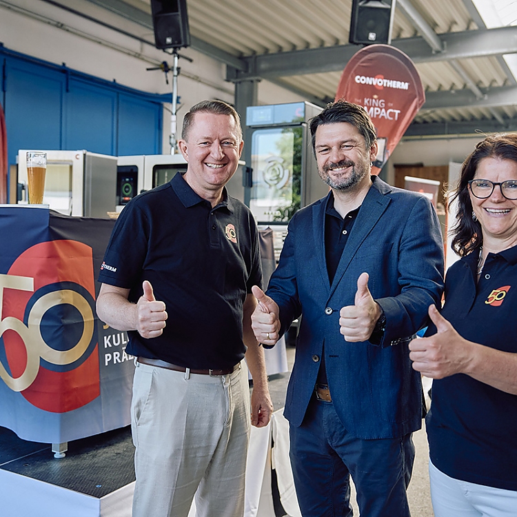 V. l. n. r:. Convotherm-Geschäftsführer Claus Pedersen, Landrat Dr. Johann Bertl und Andrea Sauer, stellv. Geschäftsführerin der Welbilt Deutschland GmbH.